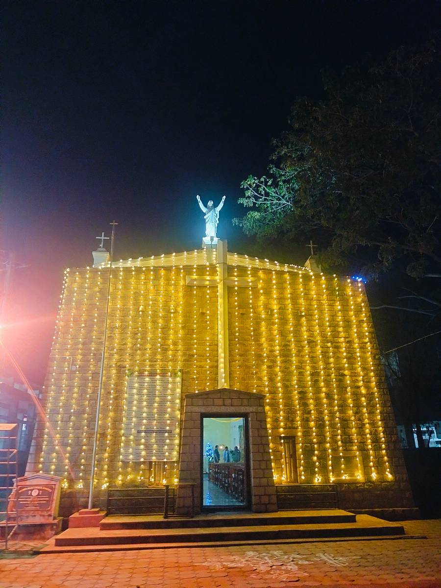 <div class="paragraphs"><p>ಹೊಸಪೇಟೆಯ ಸೇಕ್ರೆಡ್ ಹಾರ್ಟ್ ಕೆಥೋಲಿಕ್ ಚರ್ಚ್ ಕ್ರಿಸ್ಮಸ್ಗೆ ವಿದ್ಯುತ್ ದೀಪಾಲಂಕಾರದೊಂದಿಗೆ ಸಜ್ಜುಗೊಂಡ ಬಗೆ </p></div>