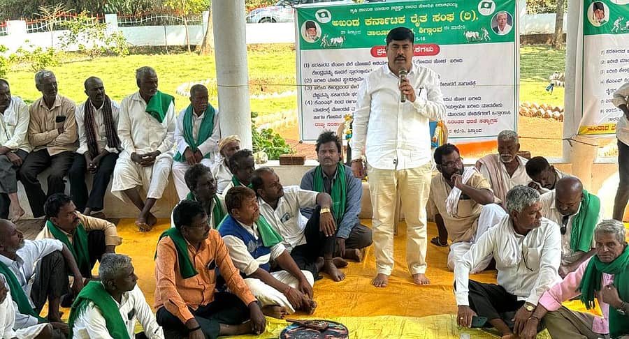 ಶಿಗ್ಗಾವಿ ತಹಶೀಲ್ದಾರ್ ಕಚೇರಿ ಮುಂದೆ ರೈತರು ಹಮ್ಮಿಕೊಂಡಿರುವ ಅಹೋರಾತ್ರಿ ಧರಣಿ ಸ್ಥಳದಲ್ಲಿ ಬುಧವಾರ ಭಾರತ ಸೇವಾ ಸಂಸ್ಥೆ ಅಧ್ಯಕ್ಷ ಶ್ರೀಕಾಂತ ದುಂಡಿಗೌಡ್ರ ಮಾತನಾಡಿದರು