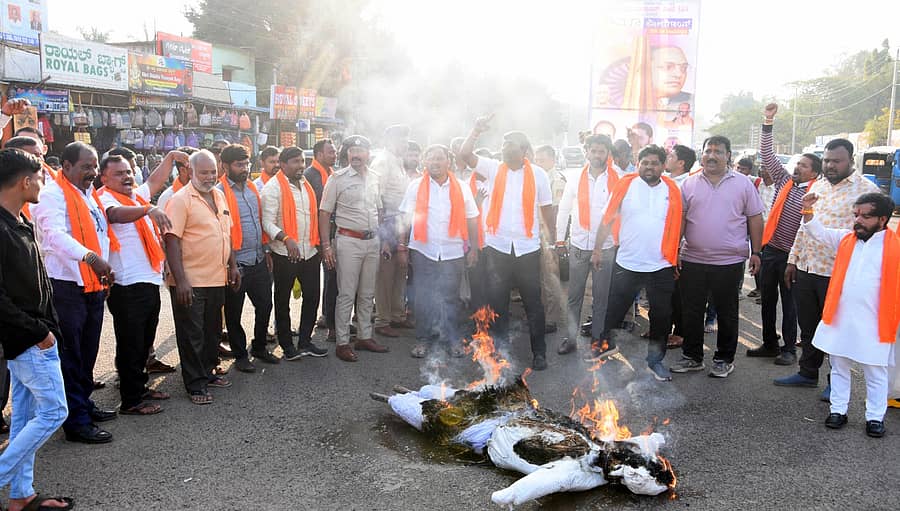 <div class="paragraphs"><p>ಪ್ರತಿಭಟನೆ ನಡೆಸಿದ&nbsp;ವಿಶ್ವ ಹಿಂದೂ ಪರಿಷತ್‌ ಹಾಗೂ&nbsp;ಬಜರಂಗ ದಳ</p></div>