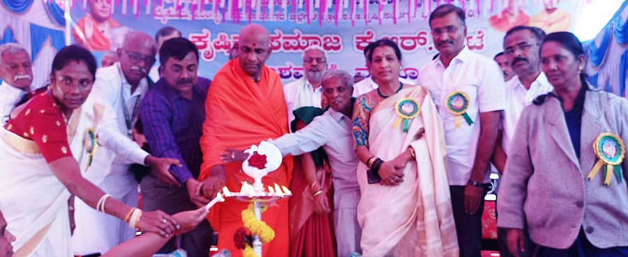 ಕೆ.ಆರ್.ಪೇಟೆ ತಾಲ್ಲೂಕಿನ ಲಕ್ಷ್ಮಿಪುರ ಗ್ರಾಮದಲ್ಲಿ ಆಯೋಜಿಸಿದ್ದ ರೈತ ದಿನಾಚರಣೆಯನ್ನು ಗಣ್ಯರು ಉದ್ಘಾಟಿಸಿದರು