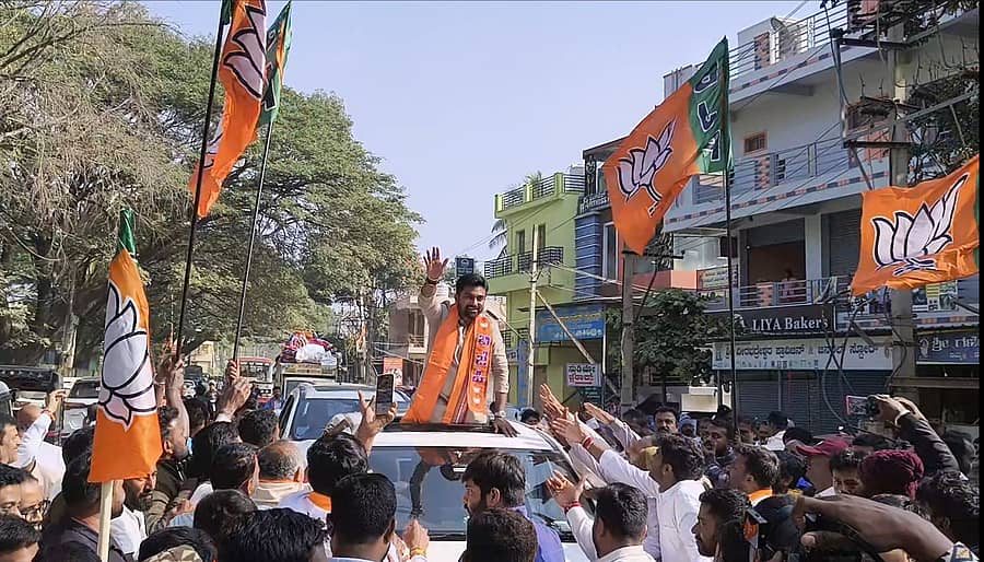 ದೊಡ್ಡಬಳ್ಳಾಪುರದ ಮತ ಎಣಿಕೆ ಕೇಂದ್ರದ ಬಳಿ ಬಿಜೆಪಿ ಕಾರ್ಯಕರ್ತರು ಶಾಸಕರ ಮೆರವಣಿಗೆ ನಡೆಸುವ ಮೂಲಕ ಸಂಭ್ರಮಸಿದರು