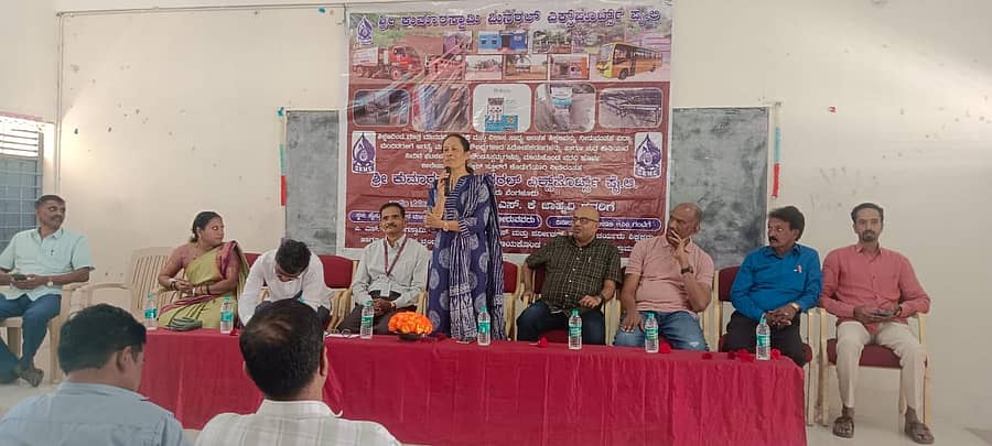 ಮಾಯಕೊಂಡದ ಕೆಪಿಎಸ್ ಕಾಲೇಜಿಗೆ ಕುಮಾರಸ್ವಾಮಿ ಮಿನರಲ್ ಎಕ್ಸ್ಪೋರ್ಟ್ ಪ್ರೈವೆಟ್ ಲಿಮಿಟೆಡ್ ವತಿಯಿಂದ ಪೀಠೋಪಕರಣ ವಿತರಣಾ ಕಾರ್ಯಕ್ರಮದಲ್ಲಿ ಕಂಪನಿಯ ಜಾಹ್ನವಿ ಮಾತನಾಡಿದರು