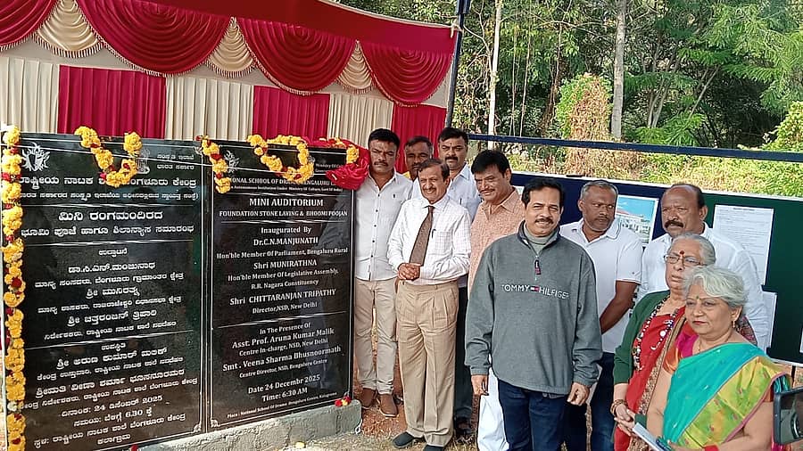 ರಂಗ ಮಂದಿರ ಕಾಮಗಾರಿಗೆ ಸಿ.ಎನ್. ಮಂಜುನಾಥ್, ಮುನಿರತ್ನ ಚಾಲನೆ ನೀಡಿದರು. ಎಂ. ಮಂಜುನಾಥ್, ಬಿ.ಜಯಶ್ರೀ ಉಪಸ್ಥಿತರಿದ್ದರು