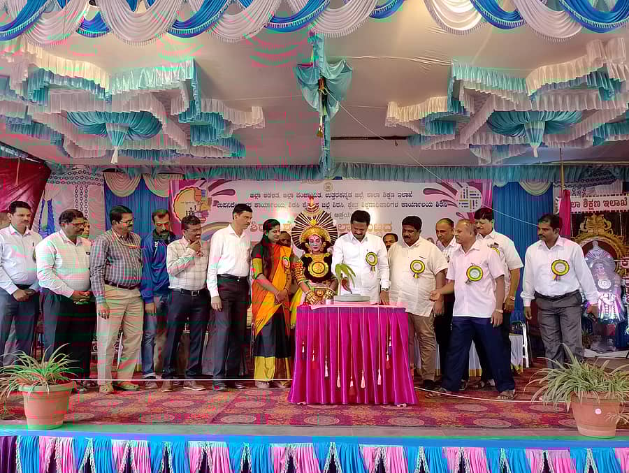 ಶಿರಸಿ ಮಾರಿಕಾಂಬಾ ಪ್ರೌಢಶಾಲೆಯಲ್ಲಿ ಬುಧವಾರ ನಡೆದ ಶಿರಸಿ ಶೈಕ್ಷಣಿಕ ಜಿಲ್ಲಾ ಮಟ್ಟದ ಪ್ರತಿಭಾ ಕಾರಂಜಿ ಹಾಗೂ ಕಲೋತ್ಸವವನ್ನು ಶಾಸಕ ಭೀಮಣ್ಣ ನಾಯ್ಕ ಉದ್ಘಾಟಿಸಿದರು