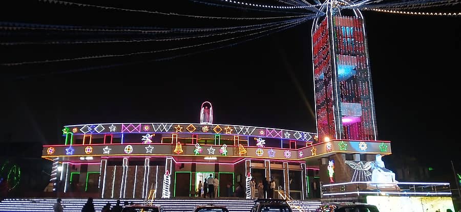 <div class="paragraphs"><p>ಮಡಿಕೇರಿಯ ಸಂತ ಮೈಕಲರ ಚರ್ಚ್ ಕ್ರಿಸ್‌ಮಸ್ ಪ್ರಯುಕ್ತ ವಿದ್ಯುತ್ ದೀಪಗಳಿಂದ ಬುಧವಾರ ಜಗಮಗಿಸುತ್ತಿತ್ತು –</p></div>