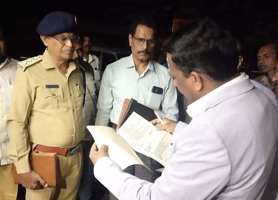 ಚನ್ನರಾಯಪಟ್ಟಣ ತಾಲ್ಲೂಕಿನ ಖಾಸಗಿ ಶಾಲೆಯ ದಾಖಲಾತಿಯನ್ನು ಕರ್ನಾಟಕ ರಾಜ್ಯ ಮಕ್ಕಳ ಹಕ್ಕುಗಳ ರಕ್ಷಣಾ ಆಯೋಗದ ಅಧ್ಯಕ್ಷ ಶಶಿಧರ್ ಕೋಸಂಬೆ ಬುಧವಾರ ಪರಿಶೀಲಿಸಿದರು