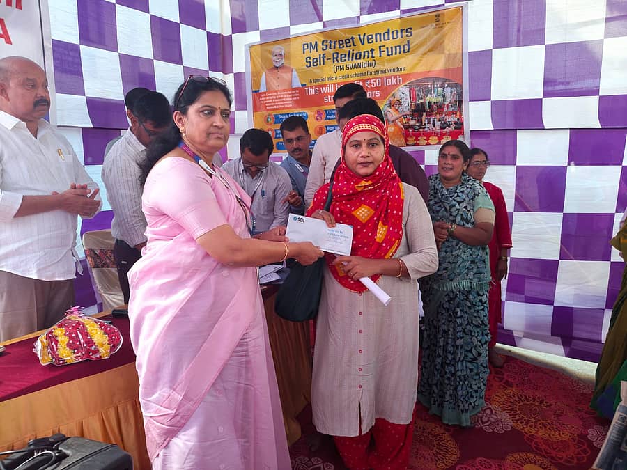 ರಾಯಚೂರು ಮಹಾನಗರ ಪಾಲಿಕೆ ವತಿಯಿಂದ ಬೀದಿ ಹಾಗೂ ಸಣ್ಣ ವ್ಯಾಪಾರಿಗಳಿಗಾಗಿ ಸಾಲ ಮೇಳ ಆಯೋಜಿಸಲಾಯಿತು