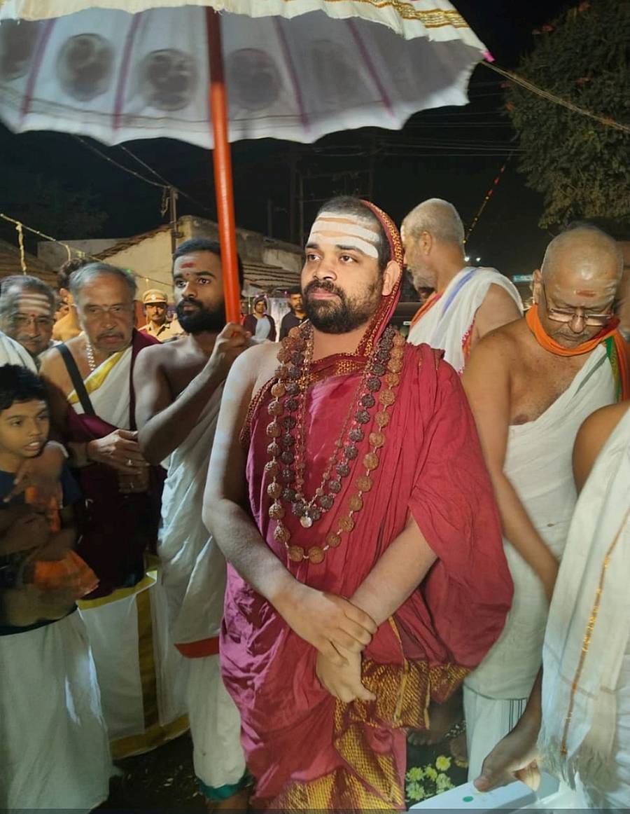 ಕಡೂರು ಶಂಕರ ಮಠಕ್ಕೆ ಮಂಗಳವಾರ ಬಂದ ಶೃಂಗೇರಿ ಶಾರದಾಪೀಠದ ವಿಧುಶೇಖರ ಭಾರತೀ ಸ್ವಾಮೀಜಿ ಅವರನ್ನು ಭಕ್ತರು ಸ್ವಾಗತಿಸಿದರು