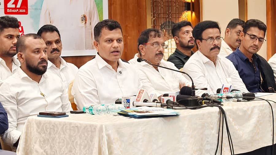 ಸುದ್ದಿಗೋಷ್ಠಿಯಲ್ಲಿ ಕ್ಯಾ.ಬ್ರಿಜೇಶ್ ಚೌಟ ಮಾತನಾಡಿದರು. ಸುಜಿತ್ ಪ್ರತಾಪ್, ವಿಜಯ್ ಕುಮಾರ್ ಕಂಗಿನಮನೆ, ಕಿರಣ್ ಕುಮಾರ್ ಕೋಡಿಕಲ್ ಮೊದಲಾದವರು ಭಾಗವಹಿಸಿದ್ದರು