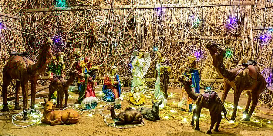 ಕ್ರಿಸ್ಮಸ್ ಹಬ್ಬದ ಅಂಗವಾಗಿ ಕಲಬುರಗಿಯ ಹಿಂದೂಸ್ಥಾನಿ ಕವನೆಂಟ್ ಚರ್ಚ್ ಆವರಣದಲ್ಲಿ ನಿರ್ಮಿಸಿರುವ ಗೋದಲಿ ವಿದ್ಯುತ್ ದೀಪಗಳಿಂದ ಬುಧವಾರ ಜಗಮಗಿಸುತ್ತಿರುವುದು ಪ್ರಜಾವಾಣಿ ಚಿತ್ರ: ತಾಜುದ್ದೀನ್ ಆಜಾದ್