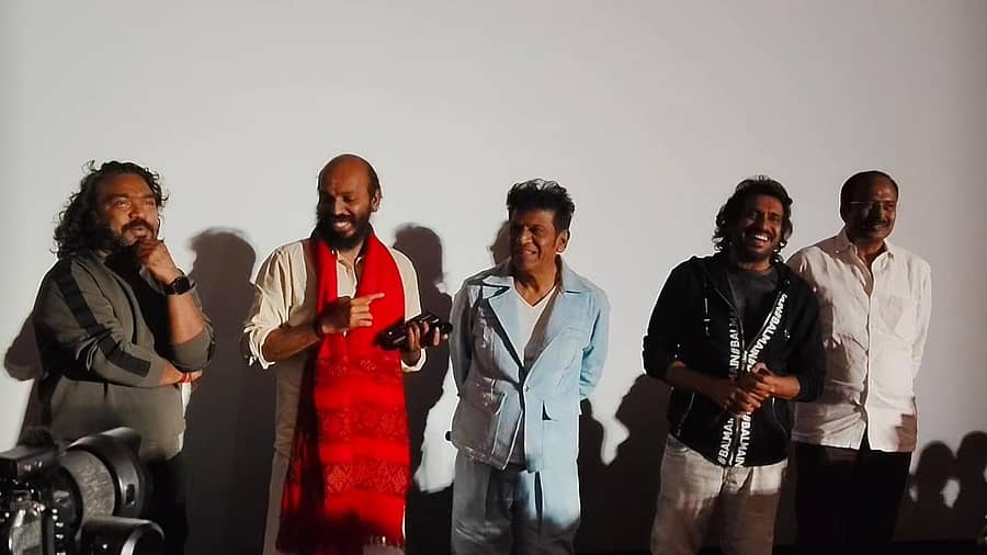 <div class="paragraphs"><p>45ಸಿನಿಮಾ ಮೊದಲ ಪ್ರದರ್ಶನದ ಬಳಿಕ, ಅರ್ಜುನ್ ಜನ್ಯ, ರಾಜ್ ಬಿ. ಶೆಟ್ಟಿ, ಶಿವರಾಜ್ ಕುಮಾರ್,ಉಪೇಂದ್ರ</p></div>