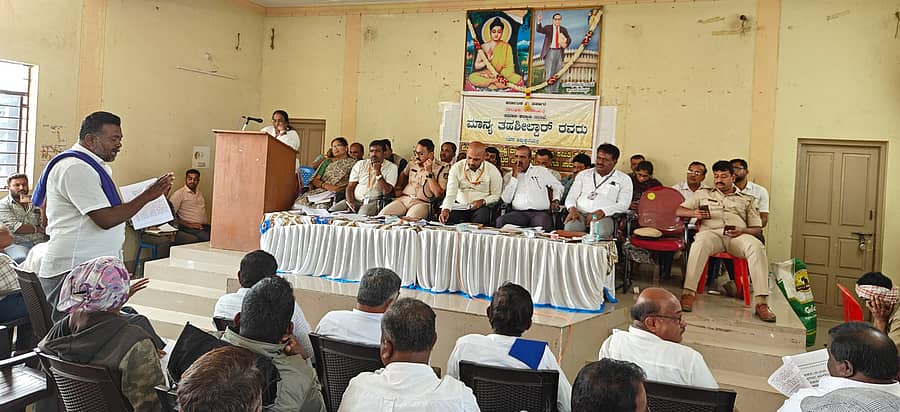 ನಾಗಮಂಗಲದ ಟಿ.ಬಿ ಬಡಾವಣೆಯ ಅಂಬೇಡ್ಕರ್ ಭವನದಲ್ಲಿ ಬುಧವಾರ ಆಯೋಜಿಸಿದ್ದ ಪರಿಶಿಷ್ಟ ಜಾತಿ ಪರಿಶಿಷ್ಟ ವರ್ಗದ ಹಿತರಕ್ಷಣಾ ಸಮಿತಿ ಸಭೆಯಲ್ಲಿ ದಲಿತ ಮುಖಂಡ ಕಂಚಿನ ಕೋಟೆ ಮಾತನಾಡಿದರು