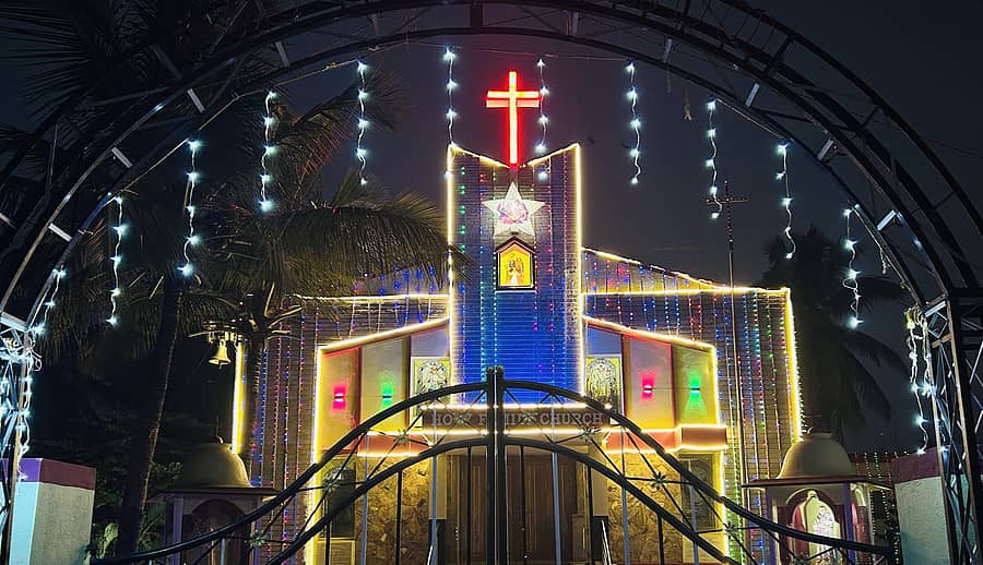 ವಿದ್ಯುತ್ ದೀಪಾಲಂಕಾರದಲ್ಲಿ ಕ್ರಿಸ್ಮಸ್ ಆಚರಣೆಗೆ ಸಿದ್ಧವಾದ ಚಿತ್ರದುರ್ಗದ ಕೆಳಗೋಟೆಯ ಹೋಲಿ ಫ್ಯಾಮಿಲಿ ಚರ್ಚ್