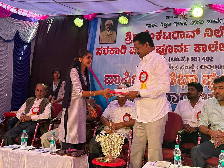 ಶಿರಸಿಯ ವೆಂಕಟರಾವ್ ನಿಲೇಕಣಿ ಸರ್ಕಾರಿ ಪದವಿಪೂರ್ವ ಕಾಲೇಜ್‍ನಲ್ಲಿ ಪ್ರತಿಭಾವಂತ ವಿದ್ಯಾರ್ಥಿಗೆ ಶಾಸಕ ಭೀಮಣ್ಣ ನಾಯ್ಕ ಪುರಸ್ಕಾರ ನೀಡಿದರು