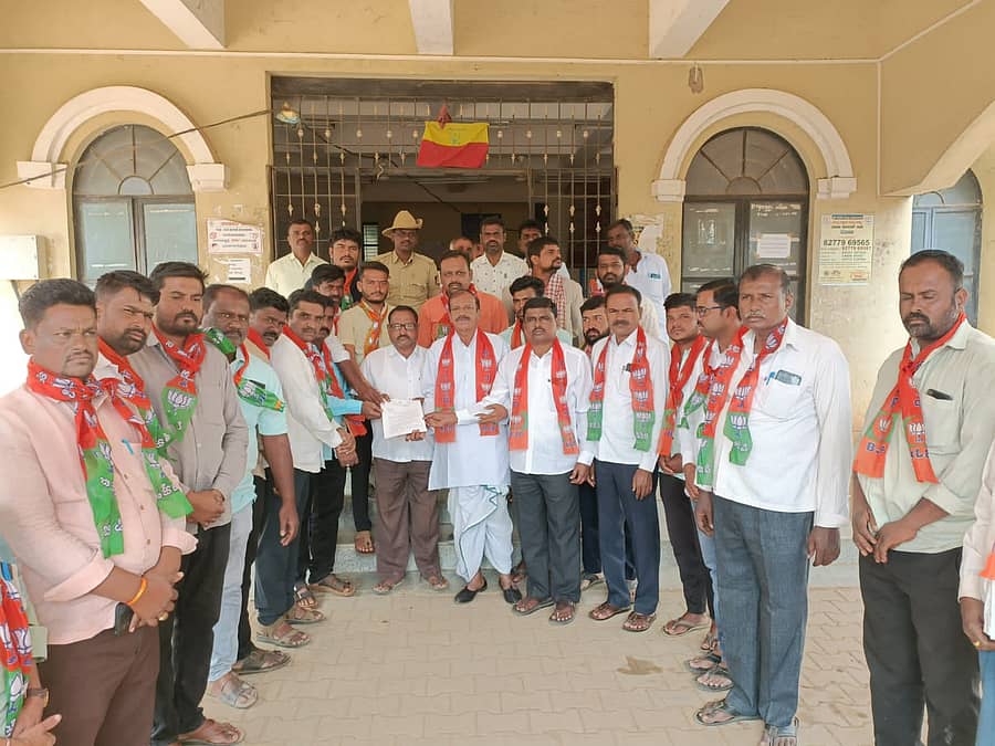 ದ್ವೇಷ ಭಾಷಣ ಮಸೂದೆ ವಿರೋಧಿಸಿ ಬಿಜೆಪಿ ರೋಣ ಮಂಡಲ ಕಾರ್ಯಕರ್ತರು ಉಪ ತಹಶೀಲ್ದಾರ್ ಗಣೇಶ ಕೊಪ್ಪದ ಅವರಿಗೆ ಬುಧವಾರ ಮನವಿ ಸಲ್ಲಿಸಿದರು  