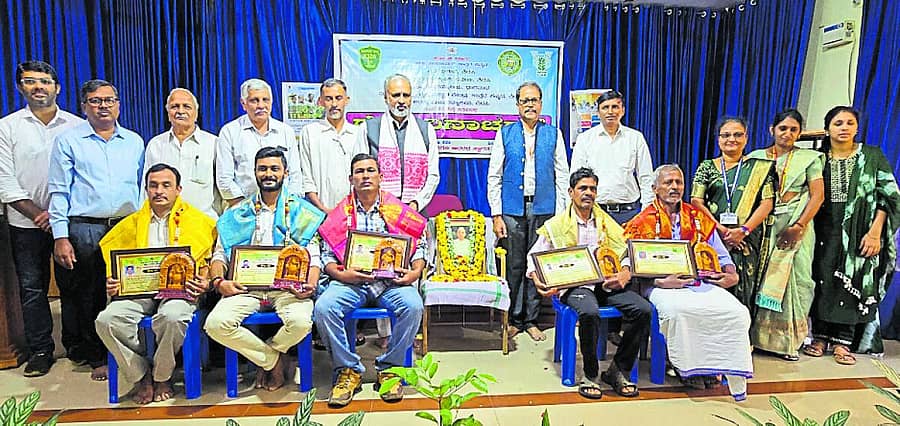 <div class="paragraphs"><p>ಶಿರಸಿಯಲ್ಲಿ ನಡೆದ ರೈತ ದಿನಾಚರಣೆ ವೇಳೆ ತಾಲ್ಲೂಕು ಮಟ್ಟದಲ್ಲಿ ಶ್ರೇಷ್ಠ ಕೃಷಿಕ ಪ್ರಶಸ್ತಿ ಪಡೆದ ಪ್ರಗತಿಪರ ಕೃಷಿಕರನ್ನು ಸನ್ಮಾನಿಸಲಾಯಿತು</p></div>