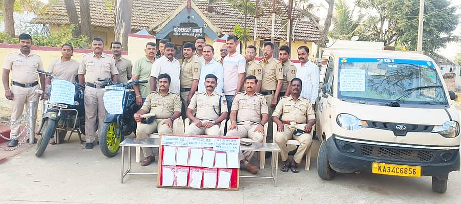 ಹರಪನಹಳ್ಳಿ ತಾಲ್ಲೂಕು ಅರಸೀಕೆರೆ ದಂಡಿನ ದುರುಗಮ್ಮ ದೇವಿ ಜಾತ್ರೆ ವೇಳೆ ಖೊಟಾ ನೋಟು ಚಲಾವಣೆ ಮಾಡುತ್ತಿದ್ದ ಆರೋಪಿಗಳಿಂದ ಜಪ್ತಿ ಮಾಡಿದ್ದ ಸಾಮಗ್ರಿಗಳೊಂದಿಗೆ ಪೊಲೀಸರು