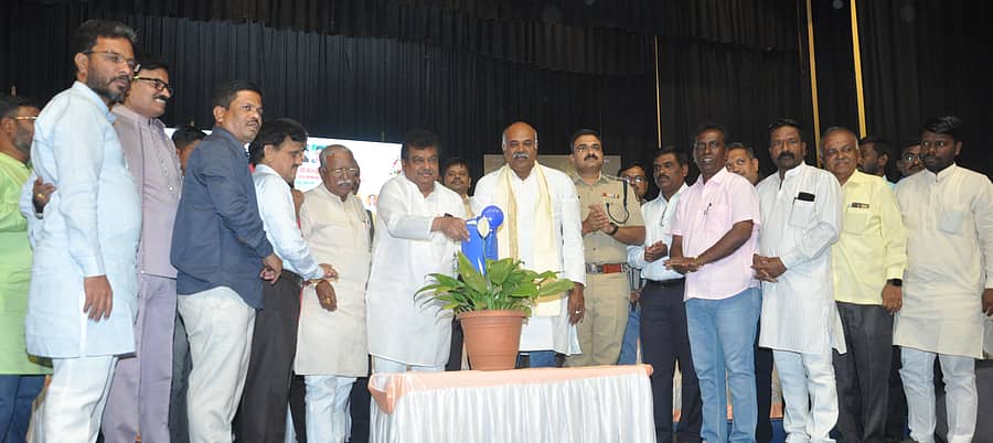 ವಿಜಯಪುರ ನಗರದಲ್ಲಿ ಬುಧವಾರ ನಡೆದ ಕರ್ನಾಟಕ ಕಾರ್ಯನಿರತ ಪತ್ರಕರ್ತರ ಸಂಘದ ವಿಜಯಪುರ ಜಿಲ್ಲಾ ಘಟಕ ಮತ್ತು ವಿವಿಧ ತಾಲ್ಲೂಕು ಘಟಕಗಳ ನೂತನ ಪದಾಧಿಕಾರಿಗಳ ಪದಗ್ರಹಣ ಮತ್ತು ಅಭಿನಂದನಾ ಸಮಾರಂಭವನ್ನು ಜಿಲ್ಲಾ ಉಸ್ತುವಾರಿ ಸಚಿವ ಎಂ.ಬಿ.ಪಾಟೀಲ ಉದ್ಘಾಟಿಸಿದರು