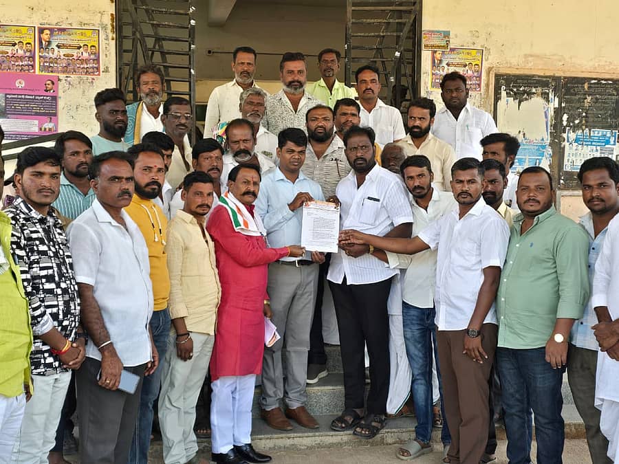 ಸುರಪುರದಲ್ಲಿ ಬುಧವಾರ ಮಹರ್ಷಿ ವಾಲ್ಮೀಕಿ ಸಮಾಜದವರು ತಹಶೀಲ್ದಾರ್ ಕಚೇರಿ ಮುಂದೆ ಪ್ರತಿಭಟನೆ ನಡೆಸಿ ತಹಶೀಲ್ದಾರ್ಗೆ ಮನವಿ ಸಲ್ಲಿಸಿದರು