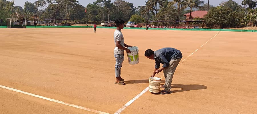 ವಿರಾಜಪೇಟೆ ಸಮೀಪದ ವಿ.ಬಾಡಗದಲ್ಲಿ ಗುರುವಾರ ನಡೆಯುವ ಕೊಡವ ಕೌಟುಂಬಿಕ ಹಾಕಿ ಹೈ ಫ್ಲೈಯರ್ಸ್ ಕಪ್– 2025 ಅಂತಿಮ ಪಂದ್ಯಕ್ಕಾಗಿ ಹೈಪ್ಲೈಯರ್ಸ್ ತಂಡದ ಸದಸ್ಯರು ಮೈದಾನವನ್ನು ಸಿದ್ಧಪಡಿಸಿದರು