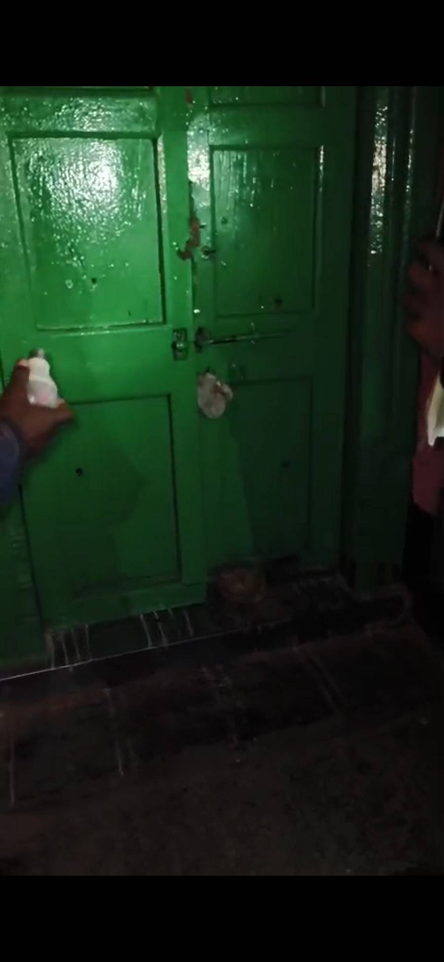 ಅರಸೀಕೆರೆ ತಾಲ್ಲೂಕಿನ ದೇವಸ್ಥಾನವೊಂದರ ಬಾಗಿಲು ಮುರಿದಿರುವುದು.