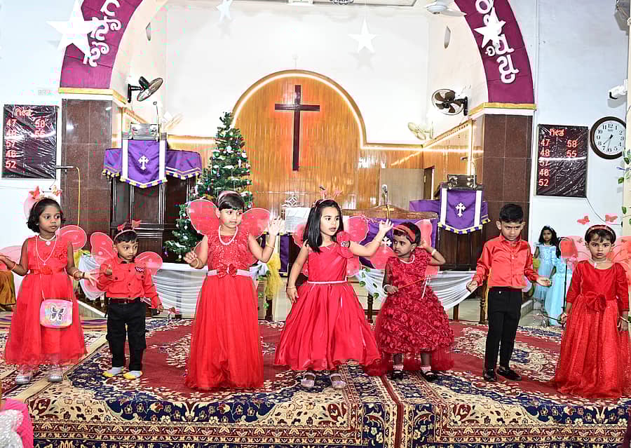 ಹುಬ್ಬಳ್ಳಿಯ ಮೈಯರ್ ಮೆಮೋರಿಯಲ್ ಚರ್ಚ್‌ನಲ್ಲಿ ಬುಧವಾರ ನಡೆದ ಕಾರ್ಯಕ್ರಮದಲ್ಲಿ ಯೇಸು ಜೀವನ ಕುರಿತು ಮಕ್ಕಳು ನೃತ್ಯ ಮಾಡಿದರು
ಪ್ರಜಾವಾಣಿ ಚಿತ್ರ: ಗೋವಿಂದರಾಜ ಜವಳಿ