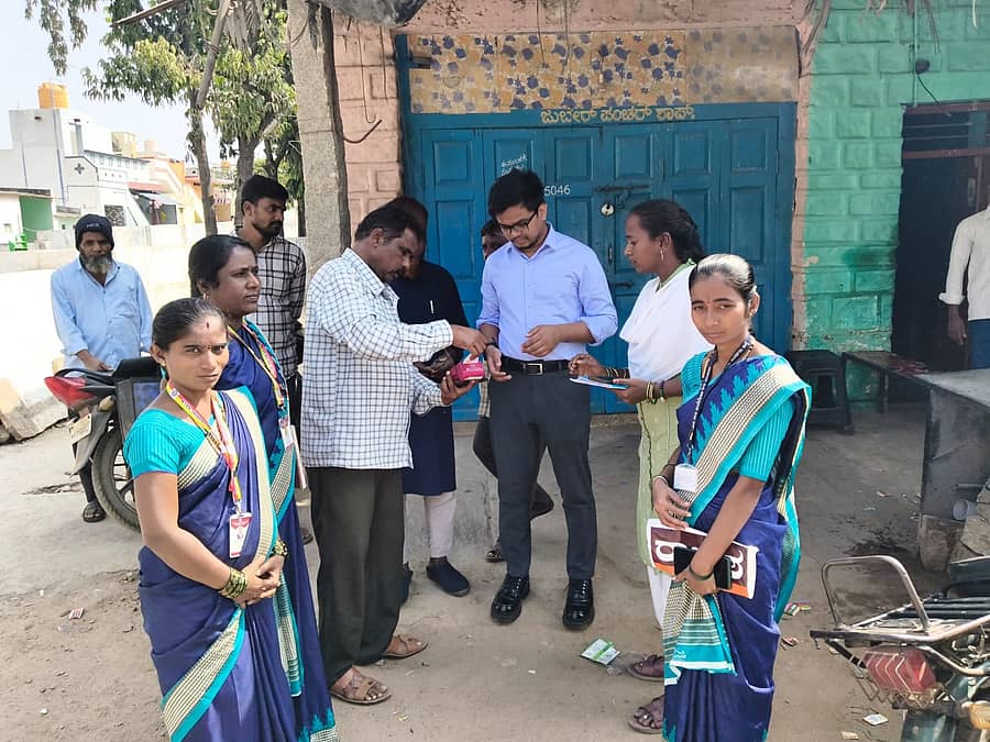 ಹೊಸಪೇಟೆ ತಾಲ್ಲೂಕಿನ ನಾಗೇನಹಳ್ಳಿ ಗ್ರಾಮ ಪಂಚಾಯಿತಿಯಲ್ಲಿ ಬುಧವಾರ ಜಿಲ್ಲಾ ಪಂಚಾಯಿತಿ ಸಿಇಒ ಮೊಹಮ್ಮದ್ ಅಲಿ ಅಕ್ರಂ ಷಾ ಅವರು ವಿಶೇಷ ತೆರಿಗೆ ಸಂಗ್ರಹ ಅಭಿಯಾನಕ್ಕೆ ಚಾಲನೆ ನೀಡಿದರು –ಪ್ರಜಾವಾಣಿ ಚಿತ್ರ