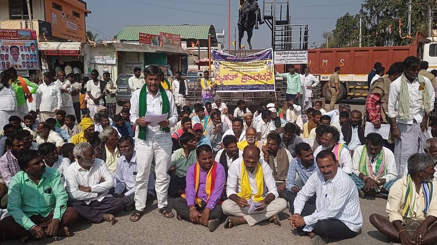 ಯಲಬುರ್ಗಾ ಪಟ್ಟಣದಲ್ಲಿ ನಡೆಸಿದ ಪ್ರತಿಭಟನೆಯಲ್ಲಿ ಕರ್ನಾಟಕ ರಾಜ್ಯ ರೈತ ಸಂಘ ಹಾಗೂ ಹಸಿರು ಸೇನೆ (ವಾಸುದೇವ ಮೇಟಿ ಬಣ) ಸಂಘದ ಅಧ್ಯಕ್ಷ ಶರಣಬಸಪ್ಪ ದಾನಕೈ ಮಾತನಾಡಿದರು