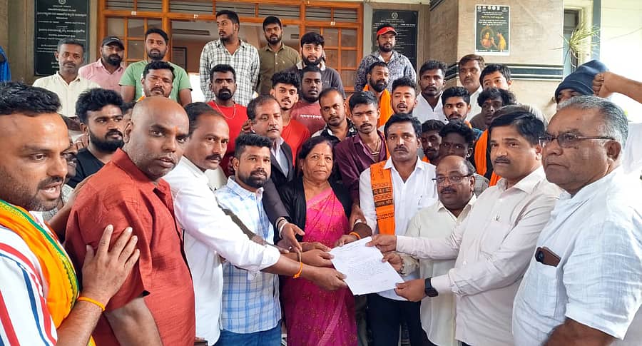 ಬಾಂಗ್ಲಾ ದೇಶದಲ್ಲಿ ನಡೆಯುತ್ತಿರುವ ಹಿಂದೂಗಳ ಮೇಲಿನ ದೌರ್ಜನ್ಯ ಮತ್ತು ಹತ್ಯೆ ಪ್ರಕರಣಗಳನ್ನು ಖಂಡಿಸಿ ಶ್ರೀರಂಗಪಟ್ಟಣದಲ್ಲಿ ಹಿಂದೂ ಹಿತರಕ್ಷಣಾ ಸಮಿತಿ ಕಾರ್ಯಕರ್ತರು ಬುಧವಾರ ಪ್ರತಿಭಟನೆ ನಡೆಸಿ ತಾಲ್ಲೂಕು ಆಡಳಿತದ ಮೂಲಕ ಪ್ರಧಾನಮಂತ್ರಿಗೆ ಮನವಿ ಸಲ್ಲಿಸಿದರು