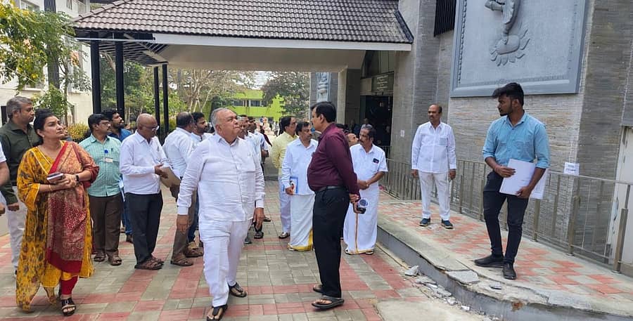 ರಾಮಲಿಂಗಾರೆಡ್ಡಿ ಅವರು ತಿರುಮಲದಲ್ಲಿ ನಡೆಯುತ್ತಿರುವ ಅತಿಥಿಗೃಹ ಕಾಮಗಾರಿಯನ್ನು ಪರಿಶೀಲಿಸಿದರು