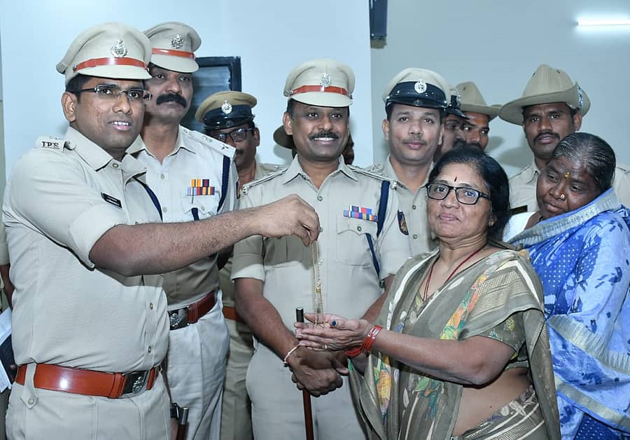 ಚಿನ್ನಾಭರಣ ಕಳೆದುಕೊಂಡಿದ್ದ ಸಂತ್ರಸ್ತರಿಗೆ ಜಿಲ್ಲಾ ಪೊಲೀಸ್ ವರಿಷ್ಠಾಧಿಕಾರಿ ಅಡ್ಡೂರು ಶ್ರೀನಿವಾಸುಲು ಚಿನ್ನದ ಸರ ಮರಳಿಸಿದರು