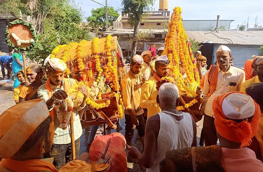 ಮಹಾಲಿಂಗಪುರದ ಕೆಂಗೇರಿಮಡ್ಡಿಯ ಮಹಾಲಕ್ಷ್ಮೀ ದೇವಿ  ಜಾತ್ರೆ ಅಂಗವಾಗಿ ಪಲ್ಲಕ್ಕಿ ಉತ್ಸವ ನಡೆಯಿತು