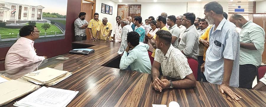 ಕಡಬ ತಾಲ್ಲೂಕು ಕೌಕ್ರಾಡಿ ಗ್ರಾಮದ ಕೃಷಿ ಭೂಮಿ ಪ್ಲಾಟಿಂಗ್, ಪಹಣಿ ಪತ್ರ ಸಿದ್ಧಪಡಿಸುವ ಪ್ರಕ್ರಿಯೆಯಲ್ಲಿ ಉಪತಹಶೀಲ್ದಾರ್ ವಿಳಂಬ ಮಾಡಿರುವುದನ್ನು ಖಂಡಿಸಿ ರೈತರು ಕಡಬ ತಾಲ್ಲೂಕು ಕಚೇರಿಗೆ ಮುತ್ತಿಗೆ ಹಾಕಿ ಪ್ರತಿಭಟನೆ ನಡೆಸಿದರು