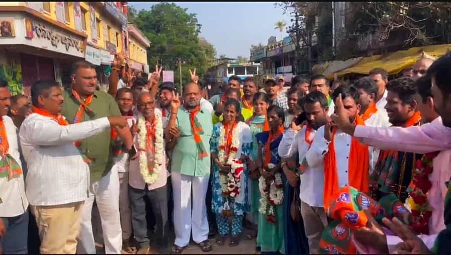 ಹೊನ್ನಾವರ ತಾಲ್ಲೂಕಿನ ಮಂಕಿ ಪಟ್ಟಣ ಪಂಚಾಯಿತಿಯಲ್ಲಿ ಬಿಜೆಪಿ ಬಹುಮತ ಗಳಿಸುತ್ತಿದ್ದಂತೆ ಪಕ್ಷದ ಕಾರ್ಯಕರ್ತರು ವಿಜಯೋತ್ಸವ ನಡೆಸಿದರು.ಮಾಜಿ ಸಚಿವ ಶಿವಾನಂದ ನಾಯ್ಕ,ಮಾಜಿ ಶಾಸಕ ಸುನೀಲ ನಾಯ್ಕ,ಜಿಲ್ಲಾ ಪಂಚಾಯಿತಿ ಮಾಜಿ ಸದಸ್ಯ ದೀಪಕ ನಾಯ್ಕ ಪಾಲ್ಗೊಂಡರು.