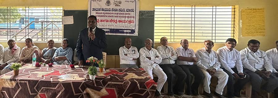 ಕವಿತಾಳ ಸಮೀಪದ ಬಾಗಲವಾಡದಲ್ಲಿ ಈಚೆಗೆ ನಡೆದ ಕಾನೂನು–ಅರಿವು ನೆರವು ಕಾರ್ಯಕ್ರಮದಲ್ಲಿ ಸಿವಿಲ್ ನ್ಯಾಯಾಧೀಶ ಎಚ್. ಆನಂದ ಕೊಣ್ಣೂರು ಮಾತನಾಡಿದರು