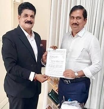 ಬೀದರ್ ತಾಲ್ಲೂಕಿನ ಜನವಾಡ ಸಮೀಪದ ನಾರಂಜಾ ಸಹಕಾರ ಸಕ್ಕರೆ ಕಾರ್ಖಾನೆಗೆ ಎಸ್ಸಿಡಿಸಿಯಿಂದ ಆರ್ಥಿಕ ನೆರವು ದೊರಕಿಸಿಕೊಡಲು ರಾಜ್ಯ ಸರ್ಕಾರ ನೆರವಾಗಬೇಕು ಎಂದು ಒತ್ತಾಯಿಸಿ ಕಾರ್ಖಾನೆಯ ಅಧ್ಯಕ್ಷ ಸೂರ್ಯಕಾಂತ ನಾಗಮಾರಪಳ್ಳಿ ಅವರು ಬೆಂಗಳೂರಿನಲ್ಲಿ ಕಬ್ಬು ಅಭಿವೃದ್ಧಿ ಆಯುಕ್ತ ಗೋವಿಂದ ರೆಡ್ಡಿ ಅವರಿಗೆ ಮನವಿ ಪತ್ರ ಸಲ್ಲಿಸಿದರು