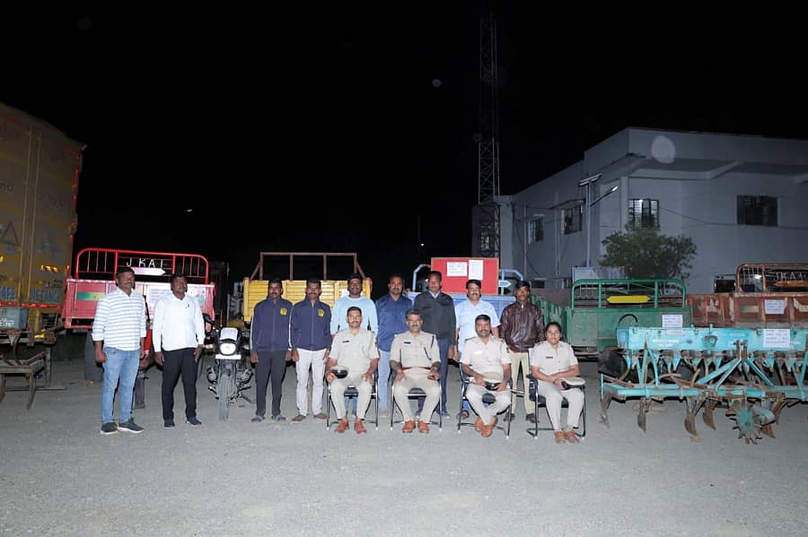 ಹುಲಸೂರ ಸಮೀಪದ ಮೇಹಕರ ಪೊಲೀಸ್ ಠಾಣೆ ವ್ಯಾಪ್ತಿಯಲ್ಲಿ ಟ್ರಾಲಿ ಕಳ್ಳತನ ಪ್ರಕರಣ ಭೇದಿಸಿ ಬಂದಿತರಿಂದ ವಶಕ್ಕೆ ಪಡೆದಿರುವ ಕೃಷಿ ಉಪಕರಣಗಳೊಂದಿಗೆ ಪೊಲೀಸ್‌ ಅಧಿಕಾರಿಗಳು