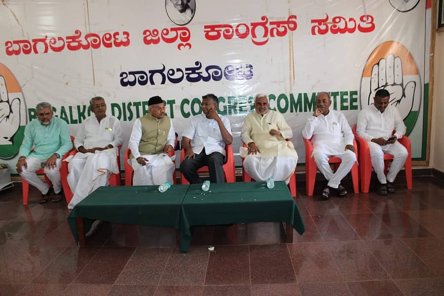 ಬಾಗಲಕೋಟೆ ಕಾಂಗ್ರೆಸ್ ಕಚೇರಿಯಲ್ಲಿ ಮಂಗಳವಾರ ನಡೆದ ಸಭೆಯಲ್ಲಿ ಸಚಿವ ಸತೀಶ ಜಾರಕಿಹೊಳಿ, ಶಾಸಕ ಜೆ.ಟಿ. ಪಾಟೀಲ, ಎಸ್.ಜಿ. ನಂಜಯ್ಯನಮಠ ಪಾಲ್ಗೊಂಡಿದ್ದರು