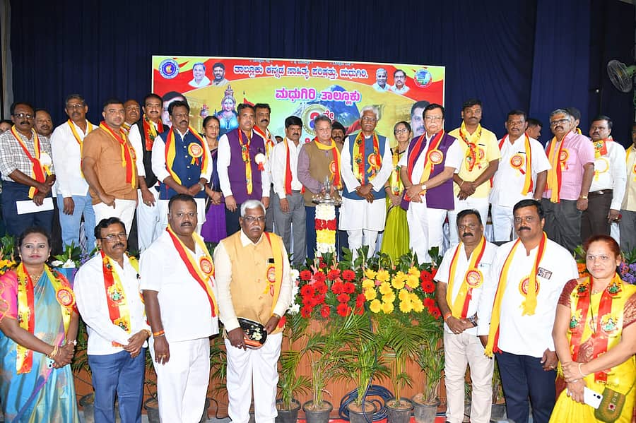 ಮಧುಗಿರಿ ಕನ್ನಡ ಭವನದಲ್ಲಿ 7ನೇ ಸಾಹಿತ್ಯ ಸಮ್ಮೇಳನವನ್ನು ಬರಗೂರು ರಾಮಚಂದ್ರಪ್ಪ ಉದ್ಘಾಟಿಸಿದರು