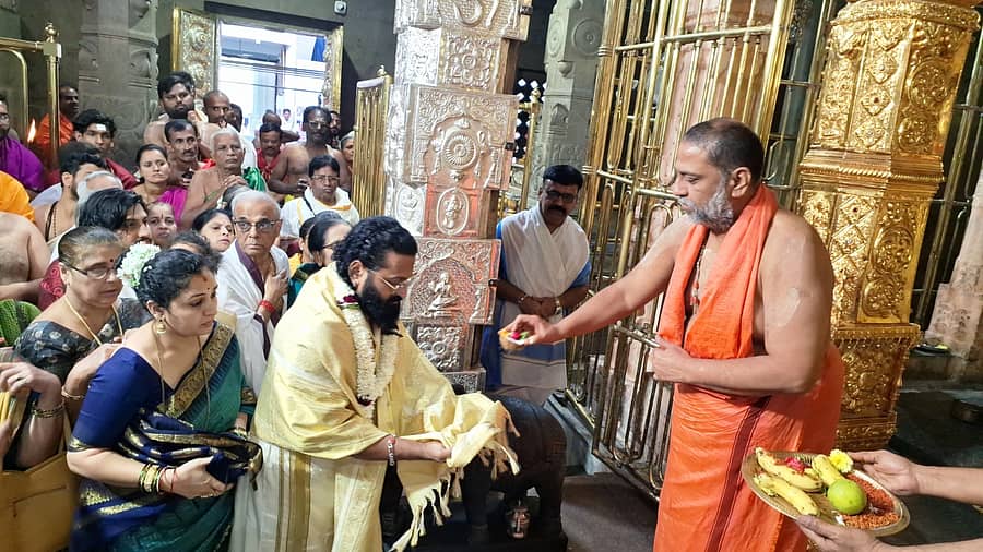 <div class="paragraphs"><p>ಮಂತ್ರಾಲಯಕ್ಕೆ ಭೇಟಿ ನೀಡಿದ&nbsp;ನಟ ರಿಷಬ್ ಶೆಟ್ಟಿ ದಂಪತಿ</p></div>