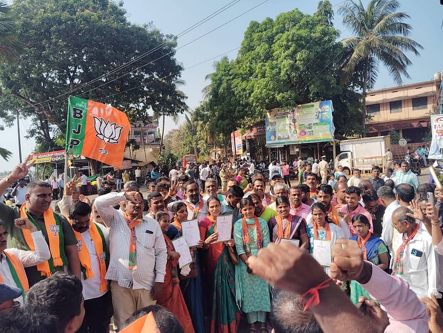 <div class="paragraphs"><p>ಮಂಕಿ ಪಟ್ಟಣ ಪಂಚಾಯಿತಿಯಲ್ಲಿ ಬಹುಮತ ಪಡೆದ ಹಿನ್ನೆಲೆಯಲ್ಲಿ ಹೊನ್ನಾವರದಲ್ಲಿ ಬಿಜೆಪಿ ಕಾರ್ಯಕರ್ತರು ಸಂಭ್ರಮಾಚರಣೆ ನಡೆಸಿದರು.</p></div>