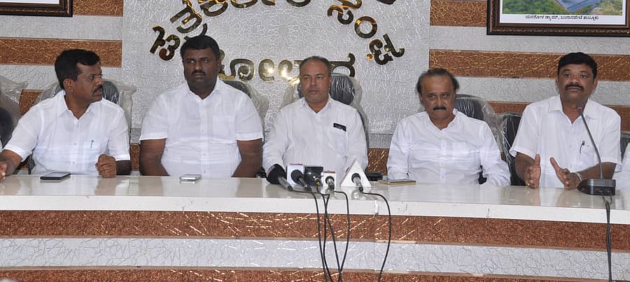 ಕೋಲಾರದಲ್ಲಿ ಬುಧವಾರ ಪತ್ರಿಕಾಗೋಷ್ಠಿಯಲ್ಲಿ ಕಾಂಗ್ರೆಸ್‌ ಮುಖಂಡರಾದ ಖಾಜಿಕಲ್ಲಹಳ್ಳಿ ಮುನಿರಾಜು, ಮೈಲಾಂಡಹಳ್ಳಿ ಮುರಳಿ, ಸೈಯದ್‌ ಅಪ್ಸರ್‌, ಅಬ್ದುಲ್‌ ಕಯ್ಯಾಮ್, ಚಂದ್ರಮೌಳಿ ಭಾಗವಹಿಸಿದ್ದರು