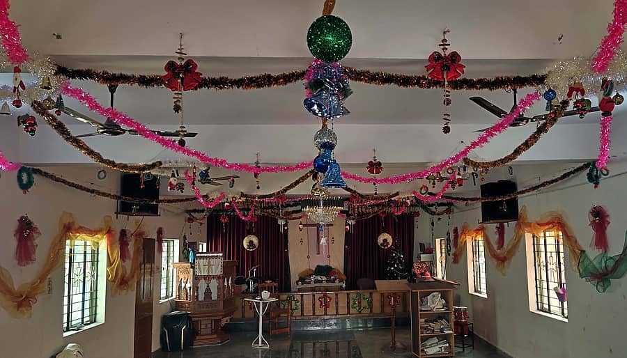 ಬಾಗೇಪಲ್ಲಿಯ ಬೆಸ್ಕಾಂ ಹಿಂಭಾಗದ ಇವ್ವಾಂಜೆಲಿಕಲ್ ಚರ್ಚ್ನಲ್ಲಿ ಕ್ರಿಸ್ಮಸ್ ಹಬ್ಬದ ಪ್ರಯುಕ್ತ ಬಣ್ಣ ಬಣ್ಣದ ಅಲಂಕಾರಿಕ ವಸ್ತುಗಳಿಂದ ಅಲಂಕರಿಸಿರುವುದು