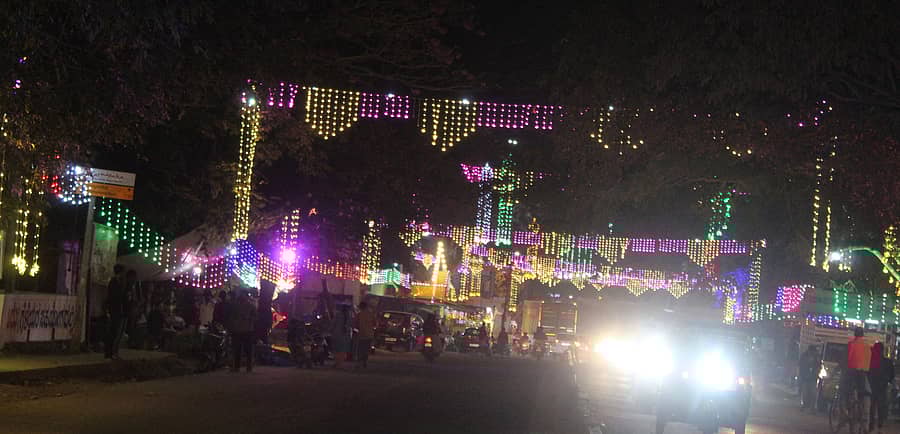 ಆನೇಕಲ್ ಪಟ್ಟಣದಲ್ಲಿ ರಾಜ್ಯ ಮಟ್ಟದ ಕಬಡ್ಡಿ ಹಿನ್ನೆಲೆಯಲ್ಲಿ ರಸ್ತೆಗಳು ವಿದ್ಯುತ್ ದೀಪದಿಂದ ಕಂಗೊಳಿಸುತ್ತಿವೆ