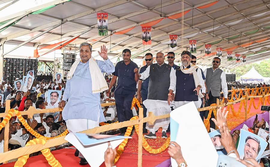 ಮೈಸೂರಿನ ಮಹಾರಾಜ ಕಾಲೇಜು ಮೈದಾನದಲ್ಲಿ ನಡೆದ ‘ಸಾಧನಾ ಸಮಾವೇಶ’ದಲ್ಲಿ ಮುಖ್ಯಮಂತ್ರಿ ಸಿದ್ದರಾಮಯ್ಯ ಸಾರ್ವಜನಿಕರತ್ತ ಕೈ ಬೀಸಿದರು. ಮಲ್ಲಿಕಾರ್ಜುನ ಖರ್ಗೆ ಹಾಗೂ ಡಿ.ಕೆ.ಶಿವಕುಮಾರ್ ಜೊತೆಗಿದ್ದರು