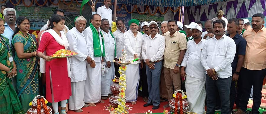 ಹಳೇಬೀಡು ಸಮೀಪದ ಗಂಗೂರು ಗ್ರಾಮದಲ್ಲಿ ನಡೆದ ರೈತ ದಿನಾಚರಣೆಯನ್ನು ಶಾಸಕ ಎಚ್.ಕೆ.ಸುರೇಶ್ ಉದ್ಘಾಟಿಸಿದರು.