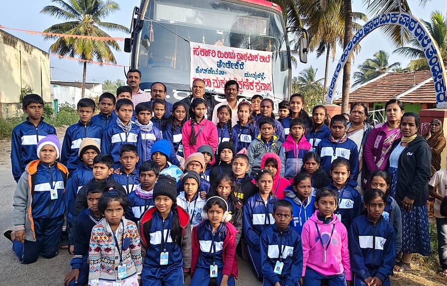 ಕೆ.ಆರ್.ಪೇಟೆ: ತಾಲ್ಲೂಕಿನ ತೆಂಡೇಕೆರೆ ಸರ್ಕಾರಿ ಪ್ರಾಥಮಿಕ ಶಾಲೆಯ ವಿದ್ಯಾರ್ಥಿಗಳು ಉಚಿತ ಪ್ರವಾಸಕ್ಕೆ ಹೋಗುತ್ತಿರುವುದು