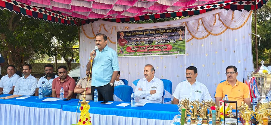 ಶಿವಮೊಗ್ಗದಲ್ಲಿ ಸ್ವಾಮಿ ವಿವೇಕಾನಂದ ಕ್ರೀಡಾ ಮತ್ತು ಸಾಂಸ್ಕೃತಿಕ ಸಂಘ ಆಯೋಜಿಸಿದ್ದ ಟೆನ್ನಿಸ್ ಬಾಲ್ ಕ್ರಿಕೆಟ್ ಪಂದ್ಯಾವಳಿಗೆ ವಿಧಾನ ಪರಿಷತ್ ಸದಸ್ಯ ಡಾ. ಧನಂಜಯ ಸರ್ಜಿ ಚಾಲನೆ ನೀಡಿ ಮಾತನಾಡಿದರು. ಶಾಸಕ ಎಸ್.ಎನ್.ಚನ್ನಬಸಪ್ಪ, ಎಂ.ಡಿ.ಶ್ರೀನಿವಾಸ್, ಟಿ.ಎಸ್.ಸಿದ್ದೇಶ್, ಜಿ.ಡಿ.ಮಂಜುನಾಥ, ಎಸ್.ಕುಮಾರ್ ಇದ್ದರು.