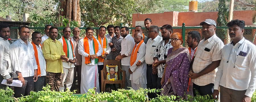 ಮಳವಳ್ಳಿ ಪಟ್ಟಣದ ಪ್ರವಾಸಿ ಮಂದಿರದ ಬಳಿ ಬಿಜೆಪಿ ಮುಖಂಡರು ಹಾಗೂ ಕಾರ್ಯಕರ್ತರು ಮಾಜಿ ಪ್ರಧಾನಿ ಅಟಲ್ ಬಿಹಾರಿ ವಾಜಪೇಯಿ ಅವರ ಜನ್ಮದಿನವನ್ನು ಆಚರಿಸಿದರು