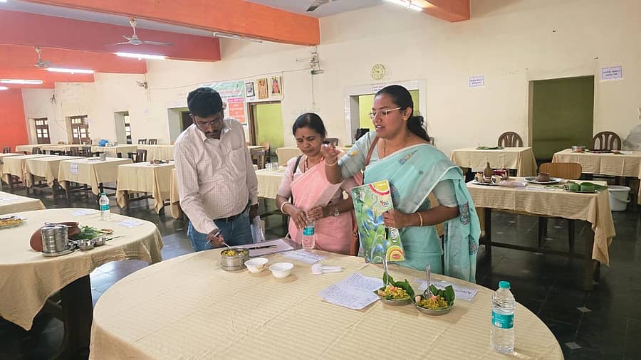ಧಾರವಾಡದ ಜಿಲ್ಲಾ ಕೃಷಿ ತರಬೇತಿ ಕೇಂದ್ರದಲ್ಲಿ ನಡೆದ ಸಿರಿಧಾನ್ಯ ಹಾಗೂ ಮರೆತುಹೋದ ಖಾದ್ಯಗಳ ಪಾಕ ಸ್ಪರ್ಧೆ ಜರುಗಿತು